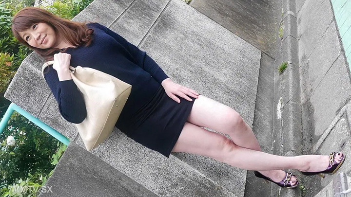 060525-100-一個美麗的成熟女人,有著漂亮的迷你裙腿被撿起並連續兩次奶油!