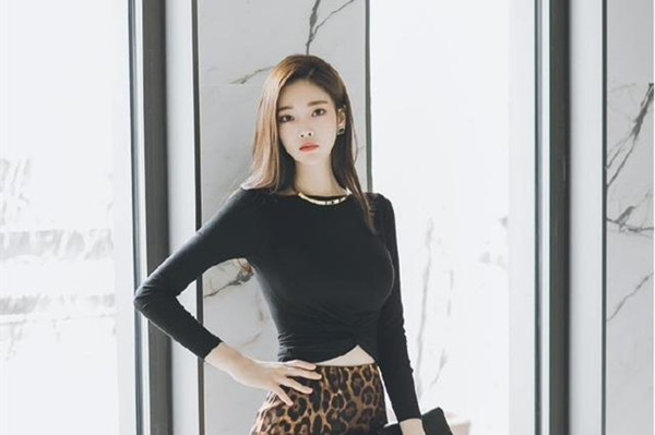 性 感 黑 丝 袜 少 妇狐 尾 肛 塞