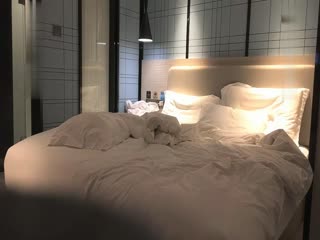 约了个性感网红脸妹子啪啪,互摸调情洗完澡开干骑乘